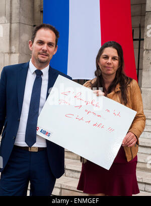 Montreuil, Frankreich. Kampagne gegen Homophobie, IDAHOT, Kommunalpolitiker, Porträts Holding Protest Zeichen "Homophobie ist keine Meinung. Es ist ein Verbrechen " Stockfoto