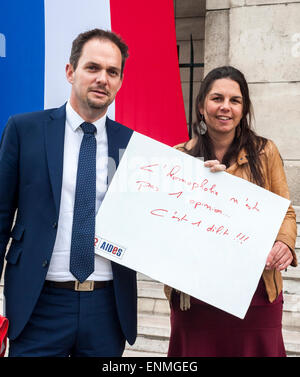 Montreuil, Frankreich. Kampagne gegen Homophobie, IDAHOT, Portrait, Kommunalpolitiker, mit handschriftlichen Slogans auf Plakaten Stockfoto