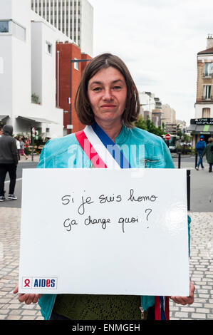 Montreuil, Frankreich. Kampagne gegen Homophobie, IDAHOT, Portrait weibliche Kommunalpolitiker, Plakat handschriftliche Motto festhalten, "Wenn ich bin Homosexuell, dass Änderungen was?" Stockfoto