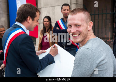 Montreuil, Frankreich. Kampagne gegen Homophobie, IDAHOT, Bürgermeister, handgeschriebene Parolen auf Plakaten, Maxime Lacoche, ADJUTANTEN Stockfoto