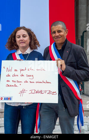 Montreuil, Frankreich. Kampagne gegen Diskriminierung Homophobie, IDAHOT, Portraits Lokalpolitiker mit Protestzeichen, Frau, Mann, Demonstration Stockfoto