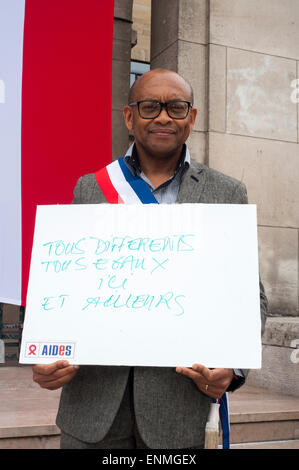 Montreuil, Frankreich. Kampagne gegen Diskriminierung Homophobie, IDAHOT, Portrait Französischer Politiker mit handgeschriebenen Slogans auf Plakaten, Schild Stockfoto