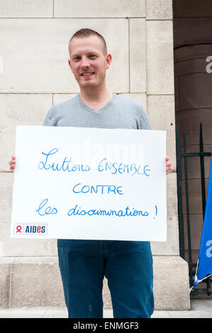 Montreuil, Frankreich. Kampagne gegen Homophobie, IDAHOT, Portraits mit handschriftlichen Slogans auf Plakaten Stockfoto