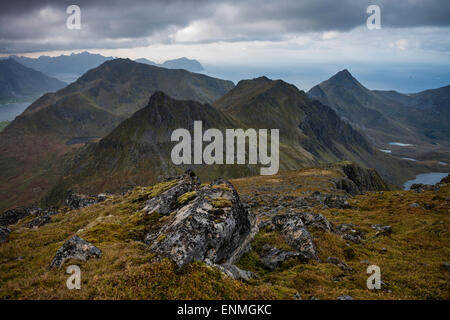 Blick über die Berglandschaft vom Gipfel des Stornappstind (740m), Flakstadøy, Lofoten Inseln, Norwegen Stockfoto