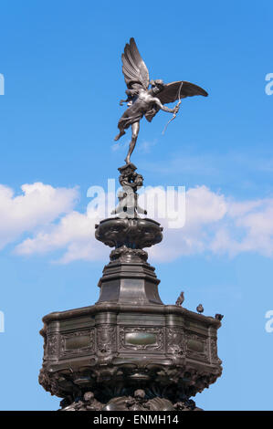 Eros-Statue am Brunnen am Piccadilly Circus in London am blauen Himmel mit weißen Wolken Stockfoto