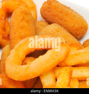 Nahaufnahme von einem spanischen Combo Teller mit Pommes frites, Kroketten und calamares Stockfoto