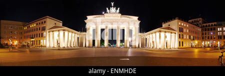 Panorama: Werden: Pariser Platz Mit der Neuen US-Medien (l.) Und Dem Brandenburger Tor, Berlin-Mitte. Stockfoto