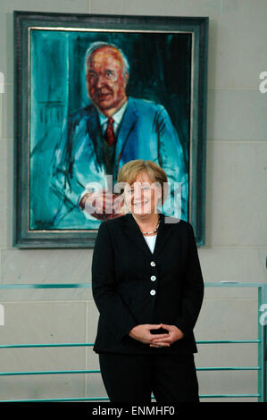 Angela Merkel Vor Dem Portrait Ihres Einstigen Mentoren Und Amtsvorgaengers, Helmut Kohl - Uebergabe des Offiziellen Kanzlerportraits Gerhard Schroeders (Maler: Joerg Immendorff) ein Und Haengung des Gemaeldes in Das Bundeskanzleramt, 10. Juli 2007, Bundeskanzleramt, Berlin-Tiergarten. Stockfoto