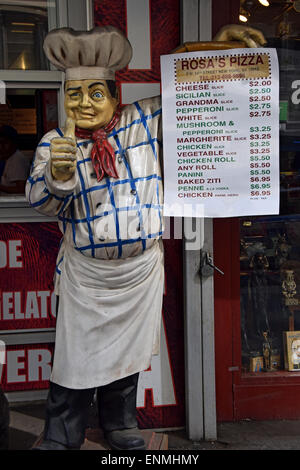 Statue eines Küchenchefs, der ein Menü vor einem Pizzasalon in der West 14th Street in Manhattan, NYC, hält. Stockfoto