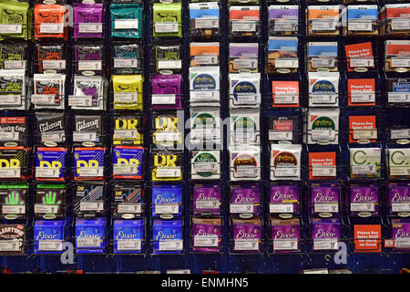 Auswahl von Gitarrensaiten für Saleat Guitar Center auf der West 14th Street in Manhattan, New York City Stockfoto