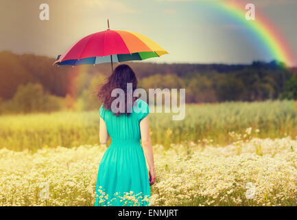 Junge Frau zu Fuß auf das Feld unter Dach bei schönem Wetter Stockfoto