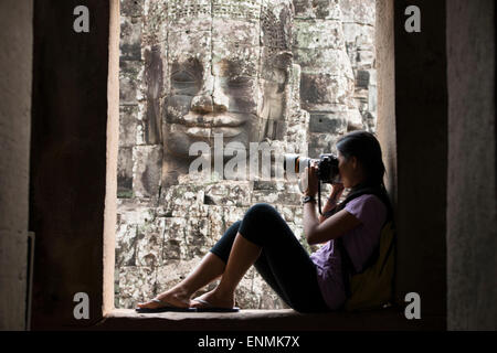 Fotograf, genießen den Bayon Tempel von Angkor Wat in Siem Reap, Kambodscha Stockfoto