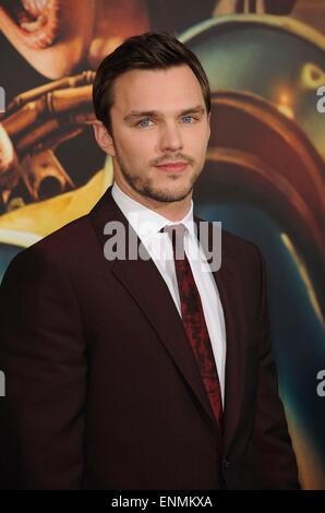 Los Angeles, Kalifornien, USA. 7. Mai 2015. Nicholas Hoult im Ankunftsbereich für MAD MAX: FURY ROAD Premiere, TCL Chinese 6 Sälen (ehemals Grauman), Los Angeles, CA 7. Mai 2015. Bildnachweis: Everett Collection Inc/Alamy Live-Nachrichten Stockfoto