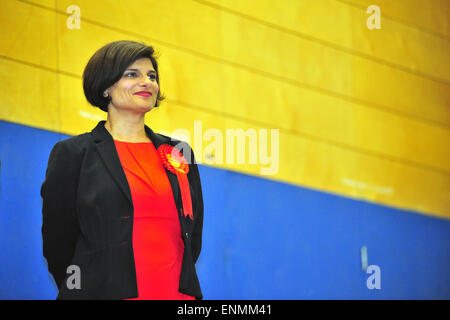 Bristol, UK. 8. Mai 2015. Labour Partei Kandidat Thangam Debbonaire wurde die neue MP für Bristol West Wahlkreis ersetzen liberaler Demokrat Amtsinhaber Stephen Williams gewählt. Umfragen vorausgesagt hatte einen engen Kampf im Bristol Sitz zwischen dem grünen und Arbeit. Bildnachweis: Jonny White/Alamy Live-Nachrichten Stockfoto