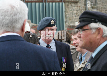 Normandie, Frankreich. 8. Mai 2015. Britische Exklaps pensionierter Soldat, Ian Russell, schließt sich französische Soldaten anlässlich des 70. Jahrestages des Sieges im Europatag, Normandie, Frankreich. Bildnachweis: Daniel und Flossie weiß/Alamy Live-Nachrichten Stockfoto