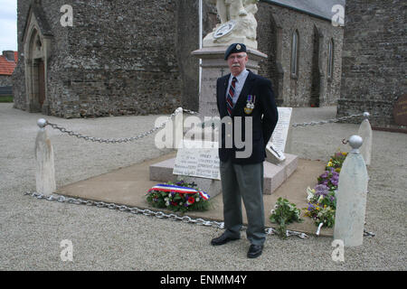 Normandie, Frankreich. 8. Mai 2015. Victory in Europe Day ist ein nationaler Feiertag und feierte in jeder kleinen Stadt und Dorf, wie Les Moitiers D'Allonne in der Normandie, Frankreich. 8. Mai 2015 in diesem Jahr ist der 70. Jahrestag. Britische Ex-Pat Reitred Soldat, Ian Russell, verbindet seine französischen Gegenteile. Bildnachweis: Daniel und Flossie weiß/Alamy Live-Nachrichten Stockfoto