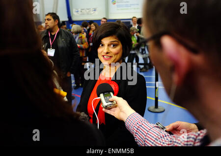 Bristol, UK. 8. Mai 2015. Thangam Debbonaire im Gespräch mit den Medien. Labour Partei Kandidat Thangam Debbonaire wurde die neue MP für Bristol West Wahlkreis ersetzen liberaler Demokrat Amtsinhaber Stephen Williams gewählt. Umfragen vorausgesagt hatte einen engen Kampf im Bristol Sitz zwischen dem grünen und Arbeit. Bildnachweis: Jonny White/Alamy Live-Nachrichten Stockfoto