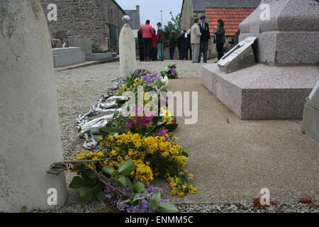 Normandie, Frankreich. 8. Mai 2015. Victory in Europe Day ist ein nationaler Feiertag und feierte in jeder kleinen Stadt und Dorf, wie Les Moitiers D'Allonne in der Normandie, Frankreich. Französische Schülerinnen und Schüler legen Blumen auf den Gräbern der Soldaten. Diesjährigen 8. Mai 2015, ist der 70. Jahrestag. Bildnachweis: Daniel und Flossie weiß/Alamy Live-Nachrichten Stockfoto