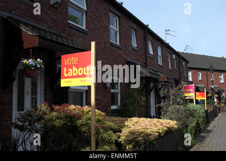 Manchester, UK. 8. Mai 2015. Die Sonne scheint auf die Arbeit, die Manchester Withington auf eine schlechte Nacht für Arbeit auf nationaler Ebene gewinnen. Jeff Smith gewinnt 54 % der Stimmen, mit John Leech, der früheren LibDeem-MP, nur 24 % erhalten. Die konservativen nehmen 10 %. Allgemeine Wahlen Arbeit gewinnen in Manchester Withington Credit: John Fryer/Alamy Live News Stockfoto