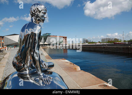 Einblick in die Kultur und die u-dänischen Maritime Museum auf der rechten Seite hinter der Skulptur 'Han' oder 'Er' in Englisch in Helsingør Stockfoto