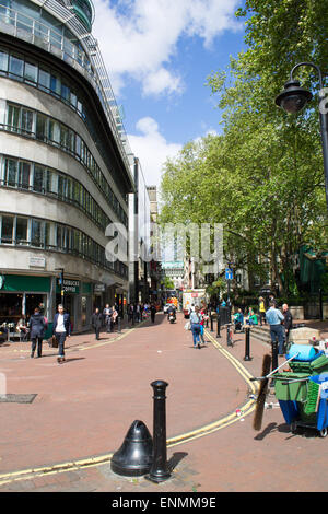 Pendler in Embankment Ort, Zentral-London, Vereinigtes Königreich. Stockfoto