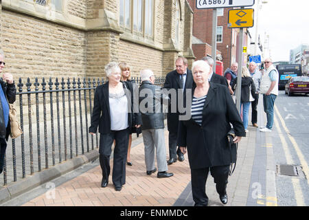 Blackpool, UK. 8. Mai 2015. Ein trauriger Tag als die Beerdigung von Komiker und Bauchredner star Keith Harris nimmt Platz am Herz-Jesu Kirche auf Talbot Straße Blackpool. Einige ehemalige Kollegen Stars besuchen auch wie Jimmy Cricket. Einige Mitglieder der Kongregation tragen eine fluoreszierende grüne Krawatte in Erinnerung an die Sterne Marionette Orville Credit: Gary Telford/Alamy Live News Stockfoto