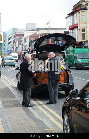 Blackpool, UK. 8. Mai 2015. Ein trauriger Tag als die Beerdigung von Komiker und Bauchredner star Keith Harris nimmt Platz am Herz-Jesu Kirche auf Talbot Straße Blackpool. Einige ehemalige Kollegen Stars besuchen auch wie Jimmy Cricket. Einige Mitglieder der Kongregation tragen eine fluoreszierende grüne Krawatte in Erinnerung an die Sterne Marionette Orville Credit: Gary Telford/Alamy Live News Stockfoto