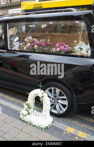 Blackpool, UK. 8. Mai 2015. Ein trauriger Tag als die Beerdigung von Komiker und Bauchredner star Keith Harris nimmt Platz am Herz-Jesu Kirche auf Talbot Straße Blackpool. Einige ehemalige Kollegen Stars besuchen auch wie Jimmy Cricket. Einige Mitglieder der Kongregation tragen eine fluoreszierende grüne Krawatte in Erinnerung an die Sterne Marionette Orville Credit: Gary Telford/Alamy Live News Stockfoto