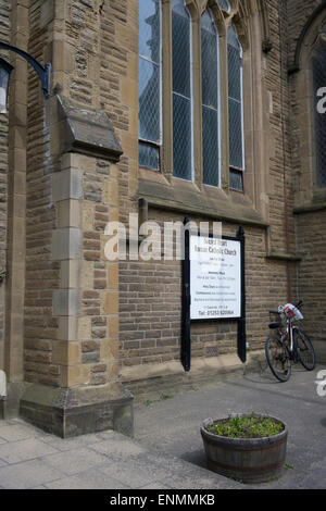 Blackpool, UK. 8. Mai 2015. Ein trauriger Tag als die Beerdigung von Komiker und Bauchredner star Keith Harris nimmt Platz am Herz-Jesu Kirche auf Talbot Straße Blackpool. Einige ehemalige Kollegen Stars besuchen auch wie Jimmy Cricket. Einige Mitglieder der Kongregation tragen eine fluoreszierende grüne Krawatte in Erinnerung an die Sterne Marionette Orville Credit: Gary Telford/Alamy Live News Stockfoto