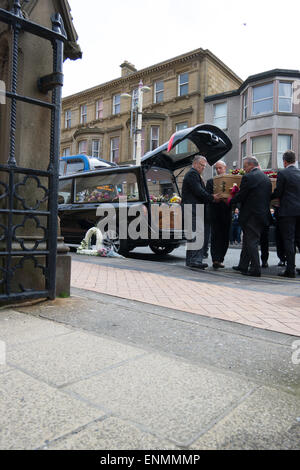 Blackpool, UK. 8. Mai 2015. Ein trauriger Tag als die Beerdigung von Komiker und Bauchredner star Keith Harris nimmt Platz am Herz-Jesu Kirche auf Talbot Straße Blackpool. Einige ehemalige Kollegen Stars besuchen auch wie Jimmy Cricket. Einige Mitglieder der Kongregation tragen eine fluoreszierende grüne Krawatte in Erinnerung an die Sterne Marionette Orville Credit: Gary Telford/Alamy Live News Stockfoto