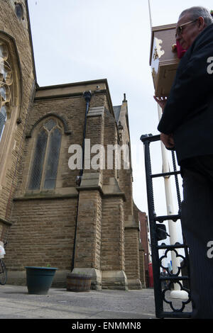 Blackpool, UK. 8. Mai 2015. Ein trauriger Tag als die Beerdigung von Komiker und Bauchredner star Keith Harris nimmt Platz am Herz-Jesu Kirche auf Talbot Straße Blackpool. Einige ehemalige Kollegen Stars besuchen auch wie Jimmy Cricket. Einige Mitglieder der Kongregation tragen eine fluoreszierende grüne Krawatte in Erinnerung an die Sterne Marionette Orville Credit: Gary Telford/Alamy Live News Stockfoto