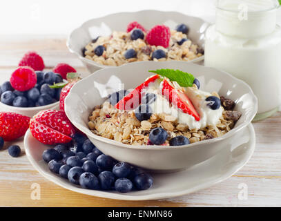 Gesundes Frühstück mit frischen Beeren reif und Müsli. Selektiven Fokus Stockfoto