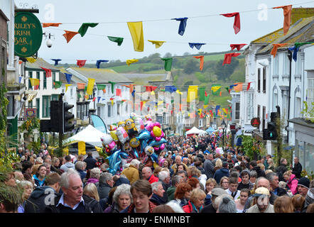 Die Straßen von Helston in Cornwall, UK sind vollgepackt mit Menschen während der jährlichen Feierlichkeiten zum Tag der Flora Stockfoto