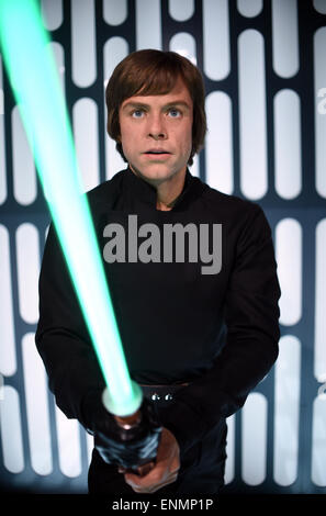 Berlin, Deutschland. 7. Mai 2015. Die Wachsfigur von der Star Wars Saga "Luke Skywalker" ist in Vorbereitung für die Premiere Weltausstellung "Star Wars bei Madame Tussauds" an das Wachsfigurenkabinett Madame Tussauds in Berlin, Deutschland, 7. Mai 2015. Elf Figuren in drei Schlüsselszenen der Saga werden am 12. Mai 2015 vorgestellt. Foto: Britta Pedersen/Dpa/Alamy Live News Stockfoto