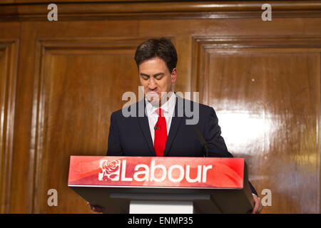 London, UK. 8. Mai 2015. Ed Miliband tritt zurück nach UK Wahlniederlage. Whitehall, London, UK 08.05.2015 Ed Miliband, Führer der Labour Party zurückgetreten heute, nachdem britische allgemeine Wahl-Niederlage. Bildnachweis: Jeff Gilbert/Alamy Live-Nachrichten Stockfoto