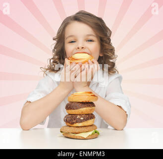 glückliche kleine Mädchen essen Junk food Stockfoto