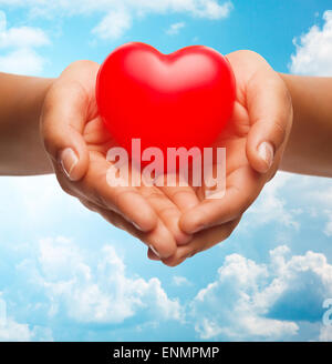 Nahaufnahme von weiblichen Händen mit kleinen roten Herzen Stockfoto