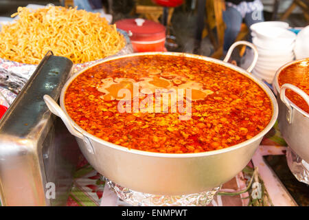 Topf mit würzige Suppe am Wochenmarkt Stockfoto
