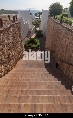 Treppen mit Stufen bis zum Meer in Luxushotel Stockfoto