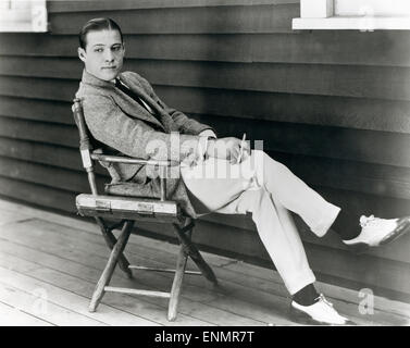 Der Italienischstämmige Schauspieler Rudolph Valentino (1895-1926), Hier Auf Einer Terrasse Sitzend in den 1920er Jahren. Stockfoto