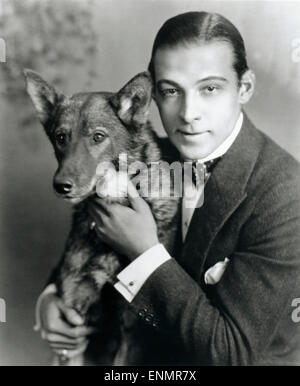 Der Italienischstämmige Schauspieler Rudolph Valentino (1895-1926), Hiermit seit Hund in Den 1920er Jahren. Stockfoto