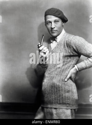 Der Italienischstämmige Schauspieler Rudolph Valentino (1895-1926), Hier Eine Pfeife Rauchend in den 1920er Jahren. Stockfoto