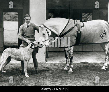 Der Italienischstämmige Schauspieler Rudolph Valentino (1895-1926), Hier Mit seit Hund Und seit Pferd in Den 1920er Jahren Stockfoto