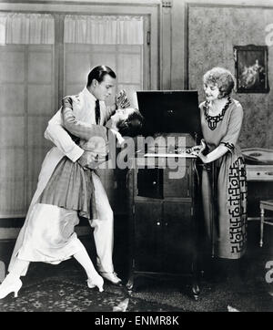 Der Italienischstämmige Schauspieler Rudolph Valentino (1895-1926), Hier Beim Tango in 1920er Jahren Höhle. Stockfoto