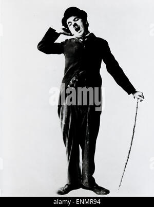 Der U.S.-Amerikanische Filmschauspieler Charles Chaplin (1889-1977) in Einer Seiner Typischen Posen als Landstreicher. Stockfoto