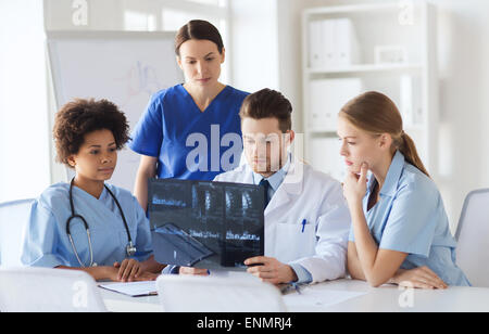 Gruppe von Ärzten diskutieren Röntgenbild Stockfoto