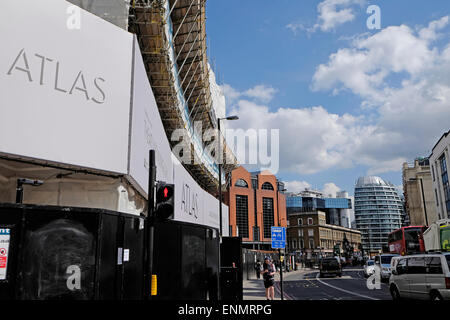 Blick auf alte Straße Kreisverkehr und Bezier Wohnungen von der Baustelle Atlas Gebäude auf City Road, Shoreditch, London EC1 KATHY DEWITT Stockfoto