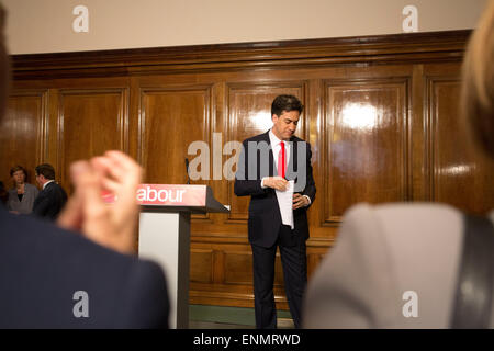 London, UK. 8. Mai 2015. Ed Miliband tritt zurück nach UK Wahlniederlage. Whitehall, London, UK 08.05.2015 Ed Miliband, Führer der Labour Party zurückgetreten heute, nachdem britische allgemeine Wahl-Niederlage. Bildnachweis: Jeff Gilbert/Alamy Live-Nachrichten Stockfoto