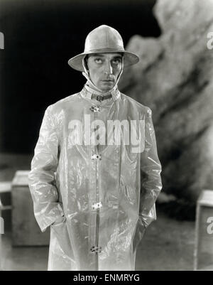 Der U.S.-Amerikanische Schauspieler Buster Keaton (1895-1966) Im Regenmantel, Ende der 1940er. Stockfoto