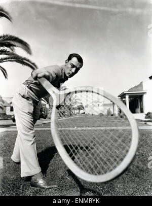 Der U.S.-Amerikanische Schauspieler Buster Keaton (1895-1966) Beim Tennis Im Vorgarten. Stockfoto